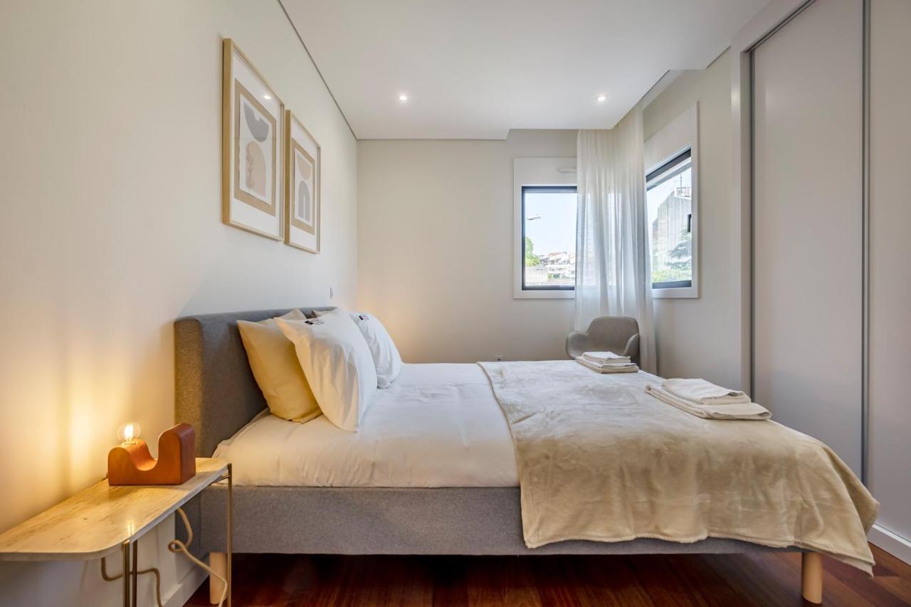 Nomads Lux - 2Bdr & Parking Flores Square Oporto Esterno foto
