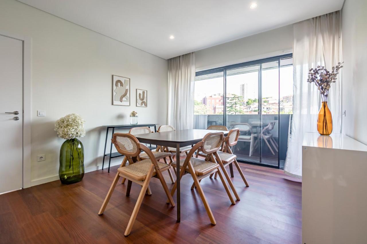 Nomads Lux - 2Bdr & Parking Flores Square Oporto Esterno foto